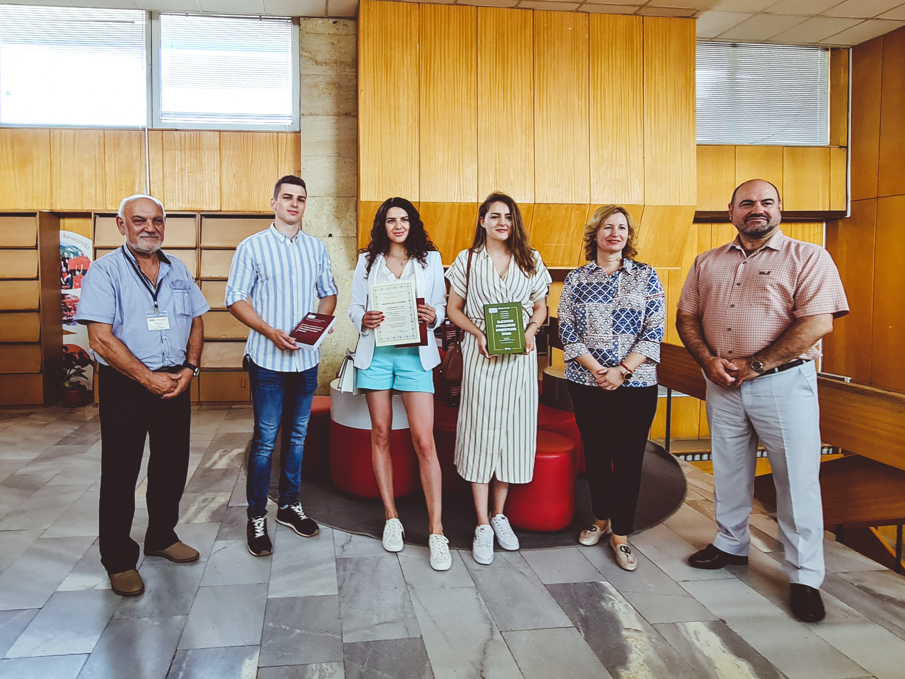 Випуск 2021 на Юридическия факултет, специалност „Право“ дариха правна литература на университетската библиотека.