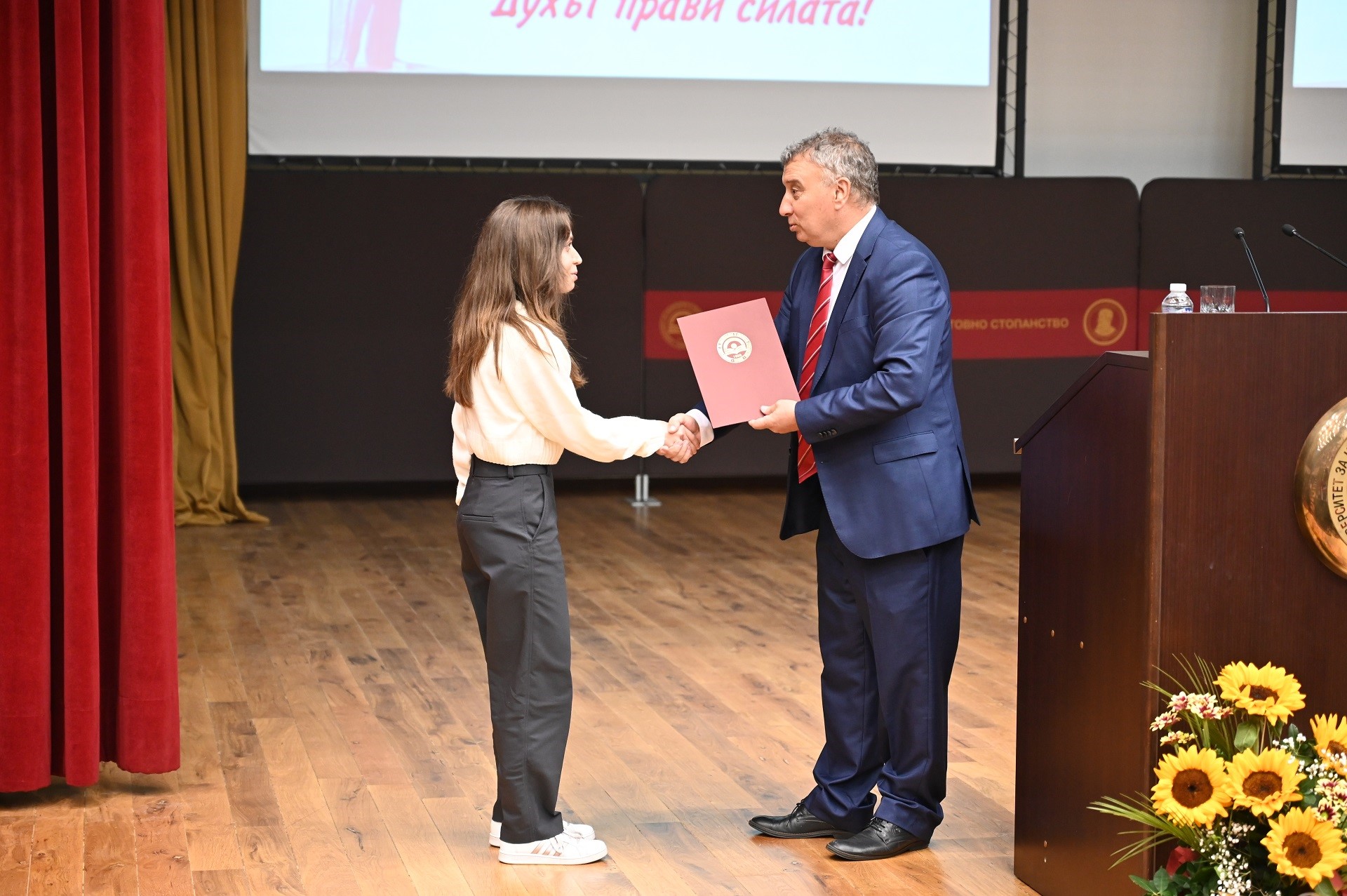 <span style="text-align: justify;">Отборът по финанси, в който влизат студенти от специалностите „Финансов мениджмънт“ и „Счетоводство, финансов контрол и финанси“ за втора поредна година спечели първото място в междууниверситетското студентско състезание CFA Institute Research Challenge 2021 за България.<br></span>„Нашите студенти са много добре подготвени в тази област. Те се представиха на високо ниво и първите места са доказателството за това“, каза проф. Димитър Ненков, от катедра „Финанси“ и академичен наставник на отбора (<i>на снимката долу</i>). Той уточни, че това е глобално състезание, което се организира от международната професионална организация на сертифицираните финансови анализатори - CFA Institute и е в областта на финансовия анализ и оценката на компании и техните акции.<br>Участници в отбора бяха Богомила Корманова, Христина Вардева и Радостина Чаушева.