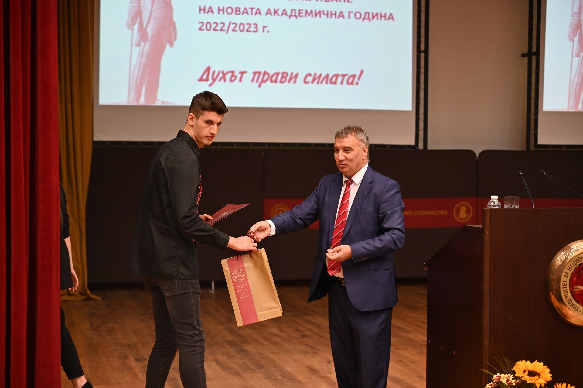 <span style="text-align: justify;">Отборът по финанси, в който влизат студенти от специалностите „Финансов мениджмънт“ и „Счетоводство, финансов контрол и финанси“ за втора поредна година спечели първото място в междууниверситетското студентско състезание CFA Institute Research Challenge 2021 за България.<br></span>„Нашите студенти са много добре подготвени в тази област. Те се представиха на високо ниво и първите места са доказателството за това“, каза проф. Димитър Ненков, от катедра „Финанси“ и академичен наставник на отбора (<i>на снимката долу</i>). Той уточни, че това е глобално състезание, което се организира от международната професионална организация на сертифицираните финансови анализатори - CFA Institute и е в областта на финансовия анализ и оценката на компании и техните акции.<br>Участници в отбора бяха Богомила Корманова, Христина Вардева и Радостина Чаушева.