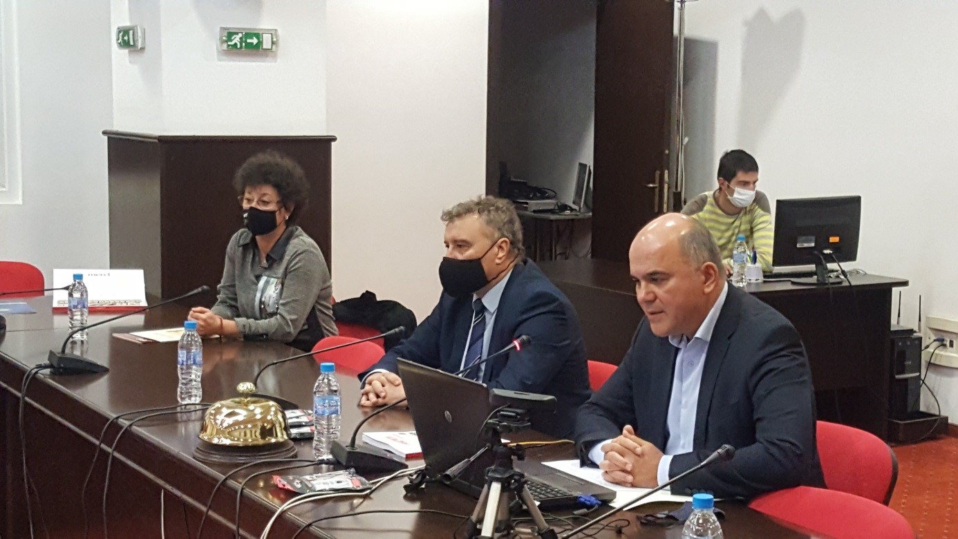 Форумът беше открит от ръководителя на катедра „Икономика на търговията“ доц. д-р Бисер Петков, който подчерта, че периодичното провеждане на научни конференции по актуални въпроси на теорията и практиката на търговията е част от 68-годишната академична традиция на катедрата.