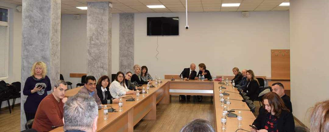 По време на срещата бяха обсъдени различни възможности за мотивиране на учениците в Сандански да продължат своето образование чрез изнесени кандидатстудентски изпити на място и участие в различни кампании, проекти и състезания, както и перспективите за развитие и реализация, които имат младите хора от общината.