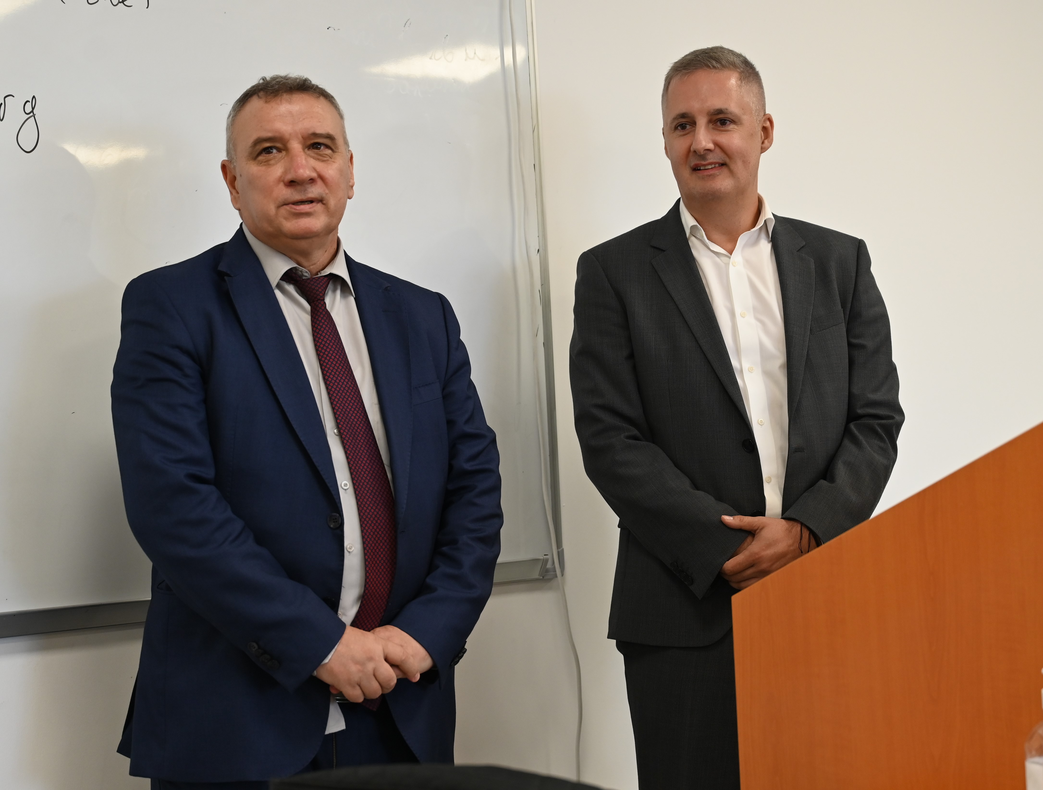 The Rector Prof. Dr. Dimitar Dimitrov introduced to first-year students of speciality Econimics of Defence and Security Mr. Kalin Dimchev, Executive Director of Microsoft Bulgaria and the countries in the Adriatic, part of the Southeast European region in the global structure of Microsoft. The Rector pointed out that the signing of a Memorandum of Cooperation between the company and the UNWE was discussed that it would be the first of its kind among the universities in Bulgaria. Prof. Dimitar Dimitrov pointed out that the Memorandum will be part of the introduced practice for business academies. And he outlined that many new opportunities open up for students.