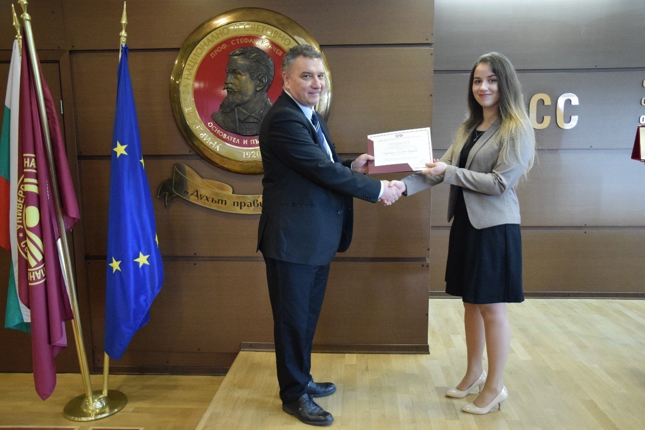 <span style="text-align: justify;">Отборът по финанси, в който влизат студенти от специалностите „Финансов мениджмънт“ и „Счетоводство, финансов контрол и финанси“ за втора поредна година спечели първото място в междууниверситетското студентско състезание CFA Institute Research Challenge 2021 за България.<br></span>„Нашите студенти са много добре подготвени в тази област. Те се представиха на високо ниво и първите места са доказателството за това“, каза проф. Димитър Ненков, от катедра „Финанси“ и академичен наставник на отбора (<i>на снимката долу</i>). Той уточни, че това е глобално състезание, което се организира от международната професионална организация на сертифицираните финансови анализатори - CFA Institute и е в областта на финансовия анализ и оценката на компании и техните акции.<br>Участници в отбора бяха Богомила Корманова, Христина Вардева и Радостина Чаушева.