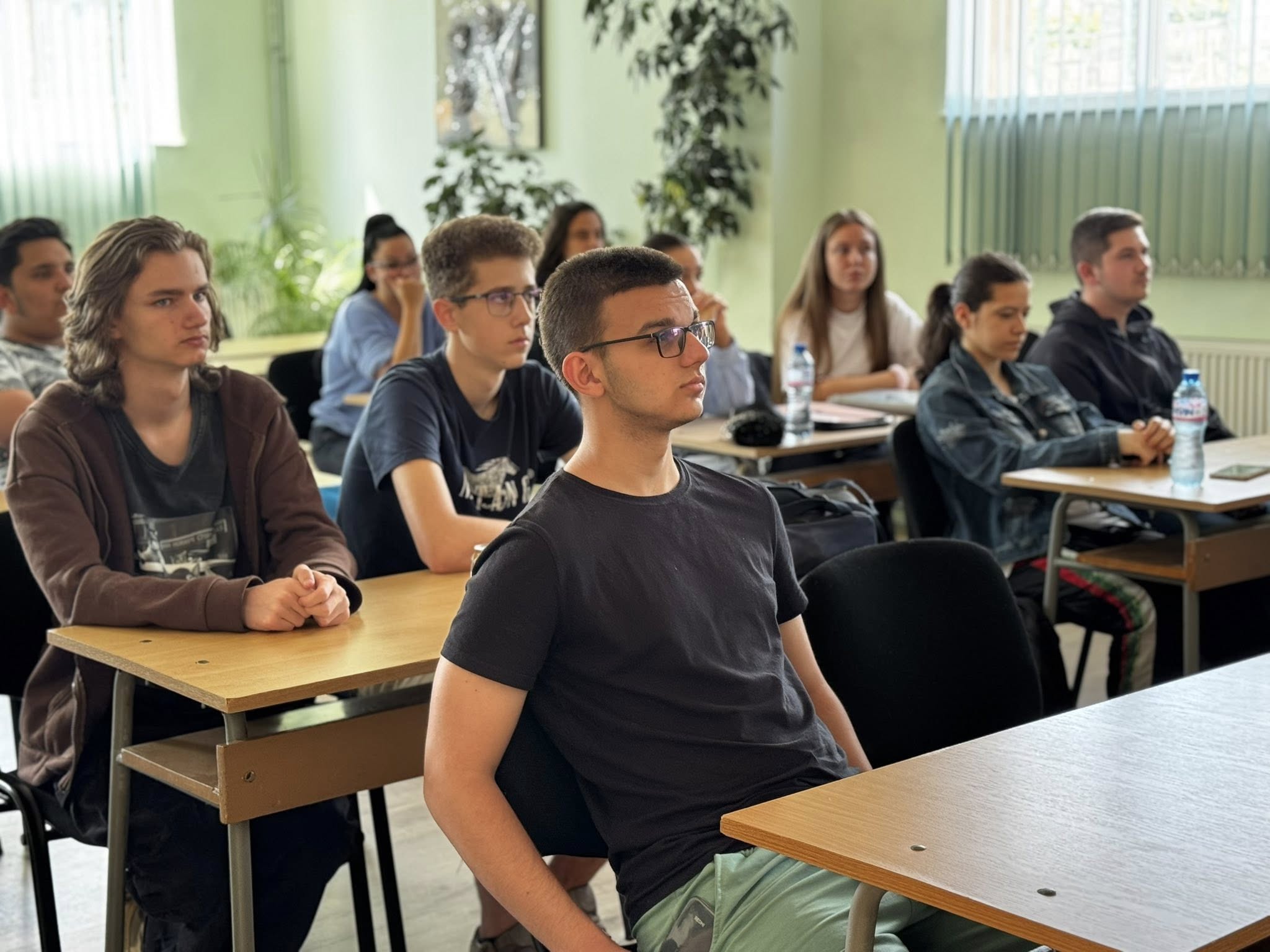 Представители на УНСС се срещнаха с ученици в Костенец