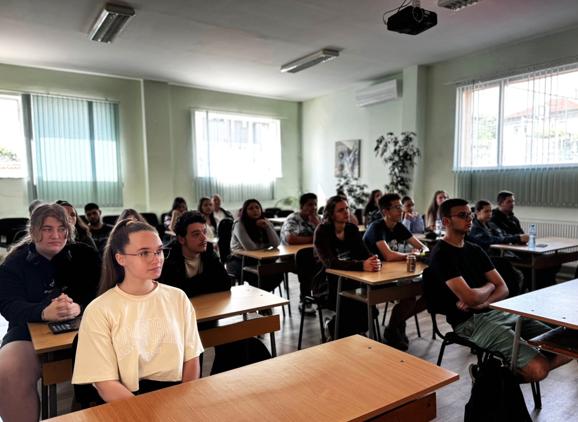 Представители на УНСС се срещнаха с ученици в Костенец