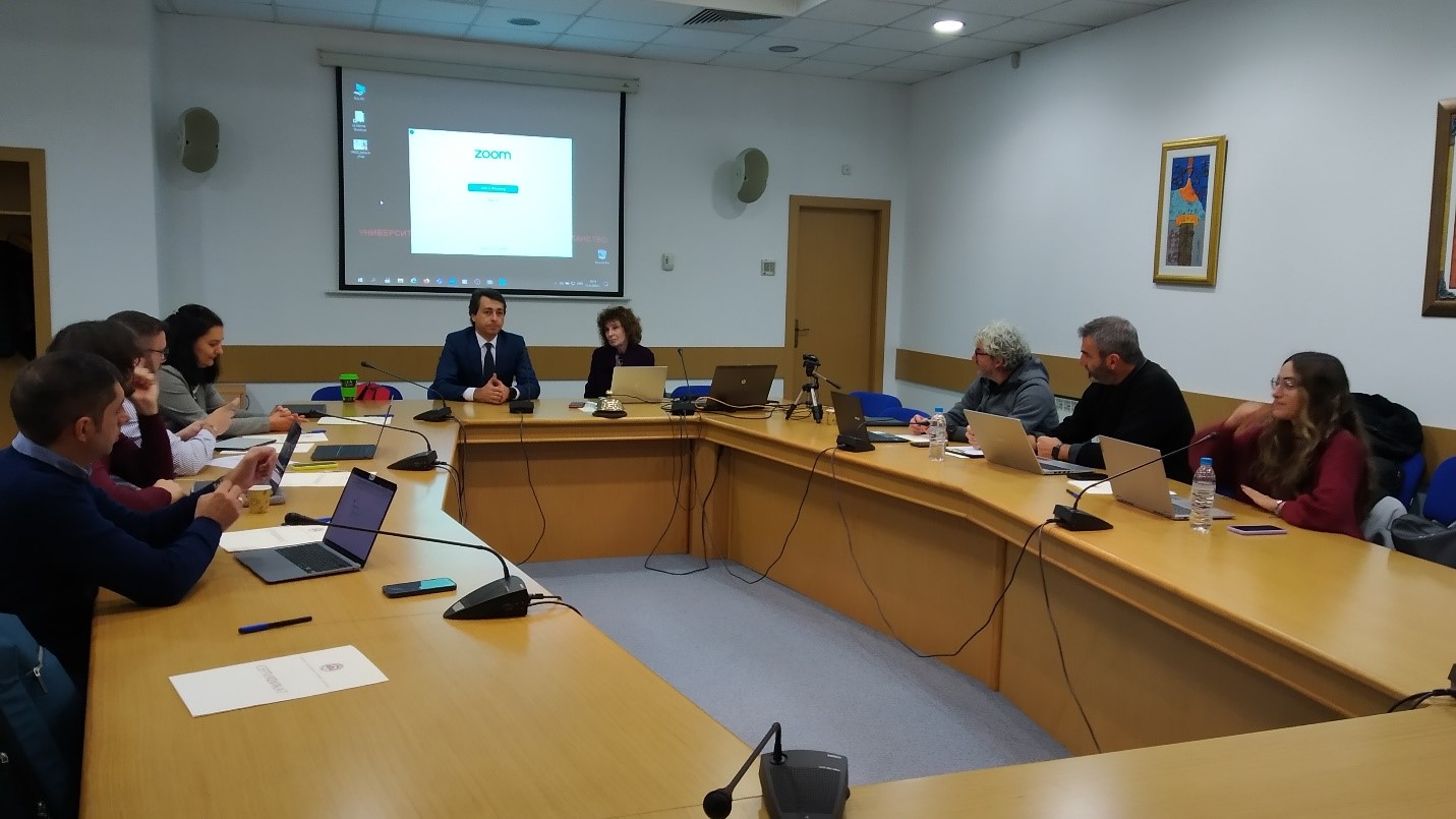 На 17 ноември 2022г. в УНСС се проведе среща по европейски проект RuraLAB, програма <span>„</span>Erasmus+<span>“</span>. УНСС е координатор на проекта, в който са включени партньорски организации от Испания, Италия, Гърция, Кипър и Холандия. Срещата бе открита от доц. д-р Михаил Мусов, зам.-ректор на УНСС по научноизследователска дейност и международно сътрудничество, който отправи приветствие към участниците и пожела успех на проекта, чиито цели са насочени към изграждане на иновативна учебна среда за подпомагане на социалното предприемачество. Доц. Мусов сподели опита на УНСС от участието в проект ENGAGE.EU и изрази удовлетворението от съвместната работа с европейските университети-участници.