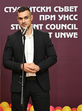 „Искам да благодаря на всички, че са тук днес. Вие сте мотивирани, развивате се и с това прославяте и нашия университет. Вие правите УНСС това, което е. Изключително съм щастлив, че макар обстановката, успяхме да организираме събитието и да имаме честта да се срещнем с толкова много успешни млади хора. Благодаря на всички, които ни уважиха и подкрепиха“, изтъкна Ангел Стойков <i>(на снимката долу).</i>