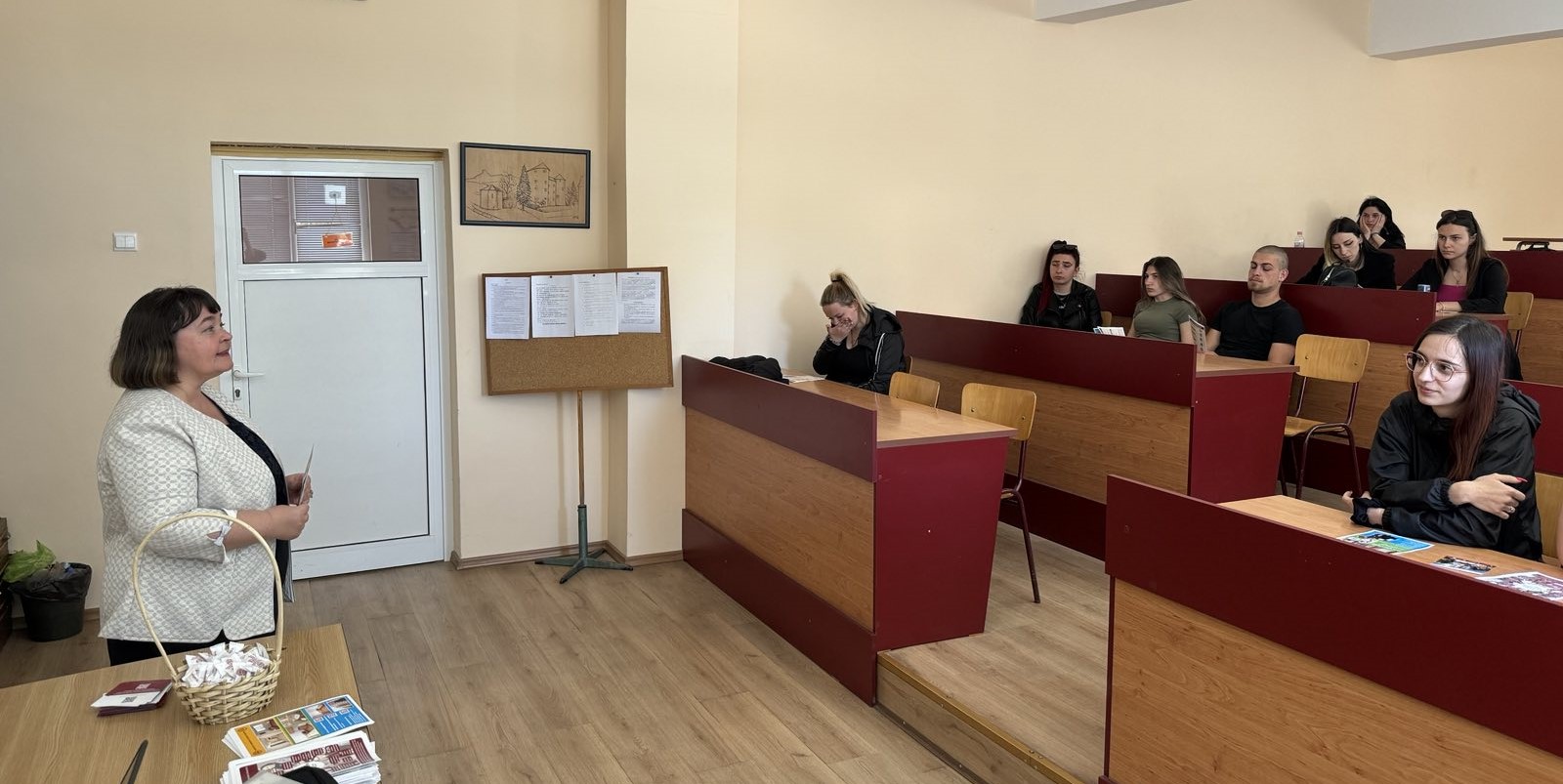 В рамките на инициативата „Информационни дни за кандидат-студенти“ проф. д-р Матилда Александров, проф. д-р Надя Миронова и Антонина Лозанова се срещнаха и със средношколци от 12-ти клас на Професионална гимназия „Проф. д-р Асен Златаров“ и с ученици от 11-ти клас на Профилирана природо-математическа гимназия „Екзарх Антим I“.