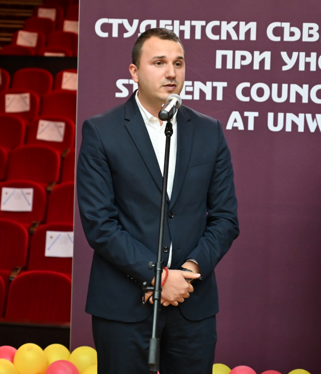 <i>Даниел Парушев отбеляза, че УНСС изгражда знаещи хора дори и в онлайн среда и тук са едни от най-умните и талантливи студенти в страната: „ Никога не се отказвайте от това, което правите и го правете със сърце и душа!“</i>