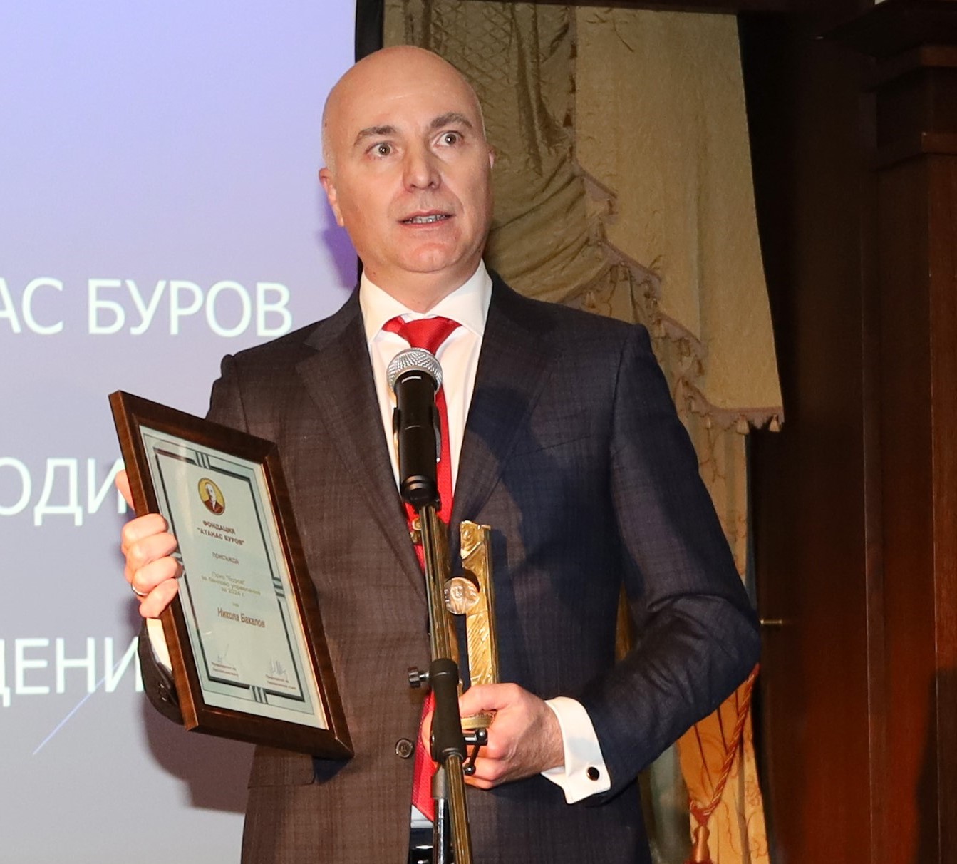 Призът „Буров“ за банково управление за 2024 г. получиха възпитаниците на УНСС - Никола Бакалов, главен изпълнителен директор и председател на Управителния съвет на „Първа инвестиционна банка“, завършил „Международни икономически отношения“ и Георги Заманов, главен изпълнителен директор на „Алианц Банк България“, магистър по икономика и финанси.