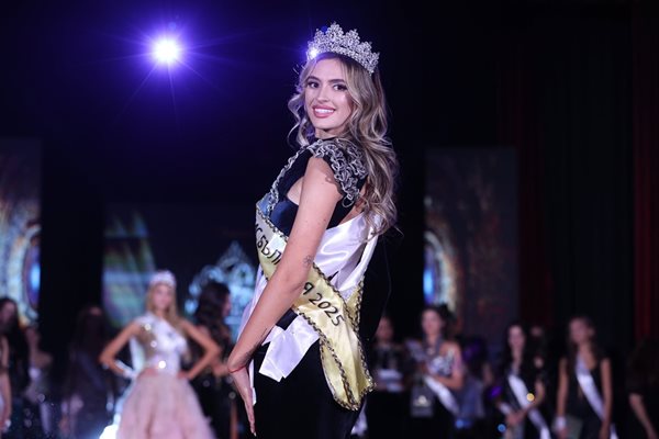 УНСС :: Студентка от УНСС стана „Мис България“ 2025