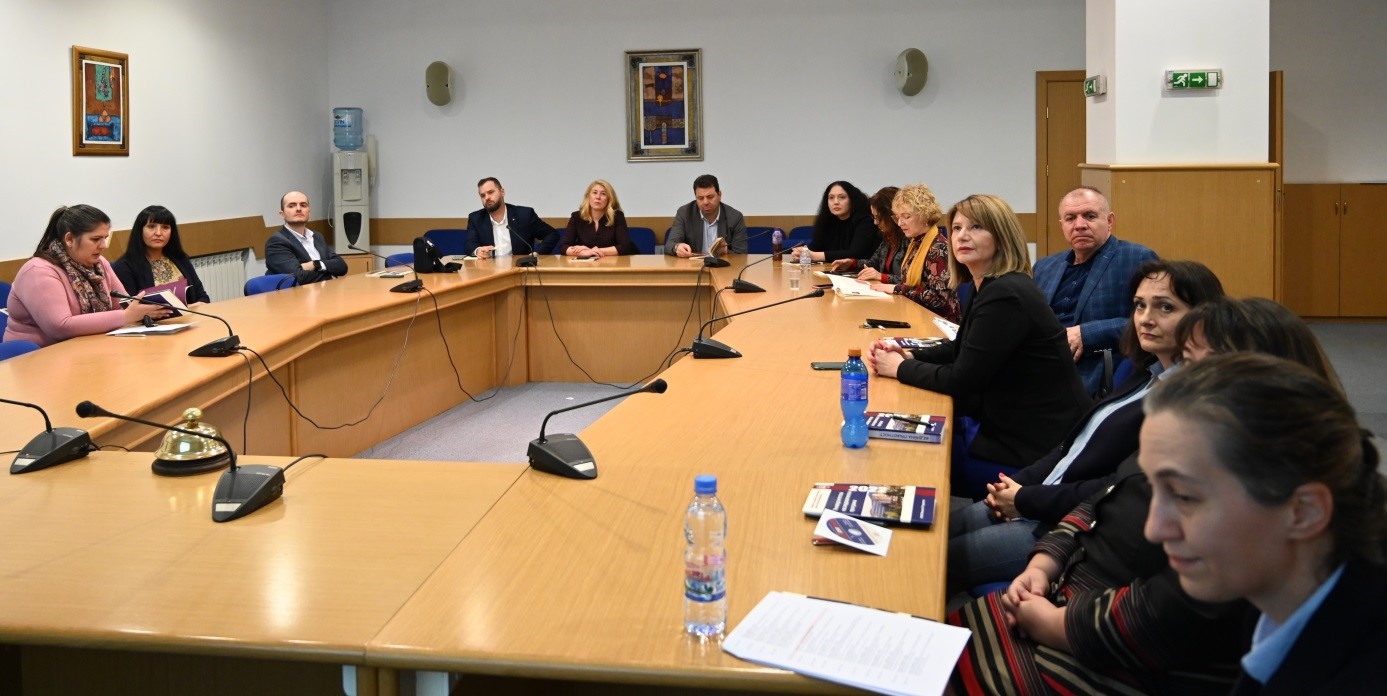 В Секция 2 на научната сесия бяха презентирани проектите: „Складови системи в логистиката – управленски практики и тенденции“ с ръководител доц. д-р Николай Драгомиров; „Детерминанти на търсенето на товарни превози“ с ръководител проф. д-р Христина Николова; „Повишаване на икономическата и социалната ефективност на пътническите железопътни превози чрез внедряване на нов подвижен състав“ с ръководител: доц. д-р Борислав Арнаудов; „Усъвършенстване на физическата защита на ядрени обекти и съоръжения“ с ръководител гл.ас. д-р Екатерина Богомилова; „Оценъчен анализ на текущото състояние и сценарии за развитие на електроенергията добивана от ВЕИ в България за период до 2030 г.“ с ръководител доц. д-р Нончо Димитров; „Политическите науки с поглед към бъдещето“ с ръководител гл.ас. д-р Александър Димитров, „Обновяване на информационната система за университетски научноизследователски проекти на УНСС" с ръководител доц. д-р Пламен Милев; „Финансовата дисциплина в ЕС – проблеми и перспективи“ с ръководител доц. д-р Атанас Атанасов; „Анализ на динамичните процеси в 3 - мерни нелинейни социално - икономически системи“ с ръководител доц. д-р Владимир Котев; „Детерминанти и модели на конкурентното представяне на малките и средните предприятия в интернационална бизнес среда" с ръководител доц. д-р Костадин Коларов; „За устойчиви и гъвкави системи на земеделие в ЕС" с ръководител доц. д-р Мария Пенева; „Екоиновации за предоставяне на агроекосистемни услуги от земеделските стопанства“ с ръководител проф. д-р Зорница Стоянова; „Наднационални права на интелектуална собственост в европейския съюз“ с ръководител: проф. д.н. Живко Драганов.