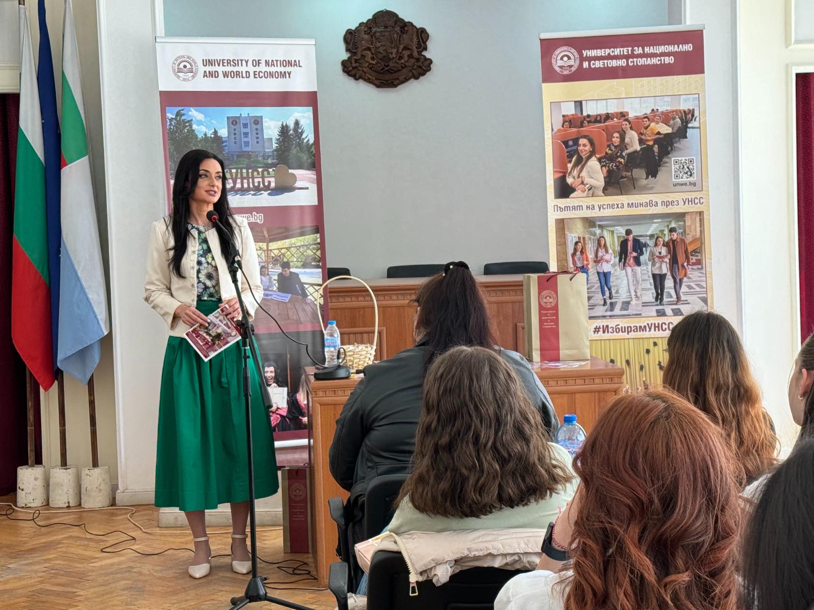 „Много се вълнувам, че присъствам на това събитие и то не само защото представяме възможностите на нашия университет, а и защото съм родена в Монтана“, обърна се към присъстващите гл. ас. д-р Емилия Дунева и разказа на зрелостниците за своя път от студентските си години в УНСС до професионалното поприще на преподавател в катедра „Управление“. „Изключително съм горда от своя избор, защото УНСС ме изгради като личност, предостави ми възможности за развитие, включително и в бизнеса. Получих изключителна подкрепа, много знания и умения, които всекидневно се стремя да предавам на своите студенти“, каза гл. ас. д-р Емилия Дунева.