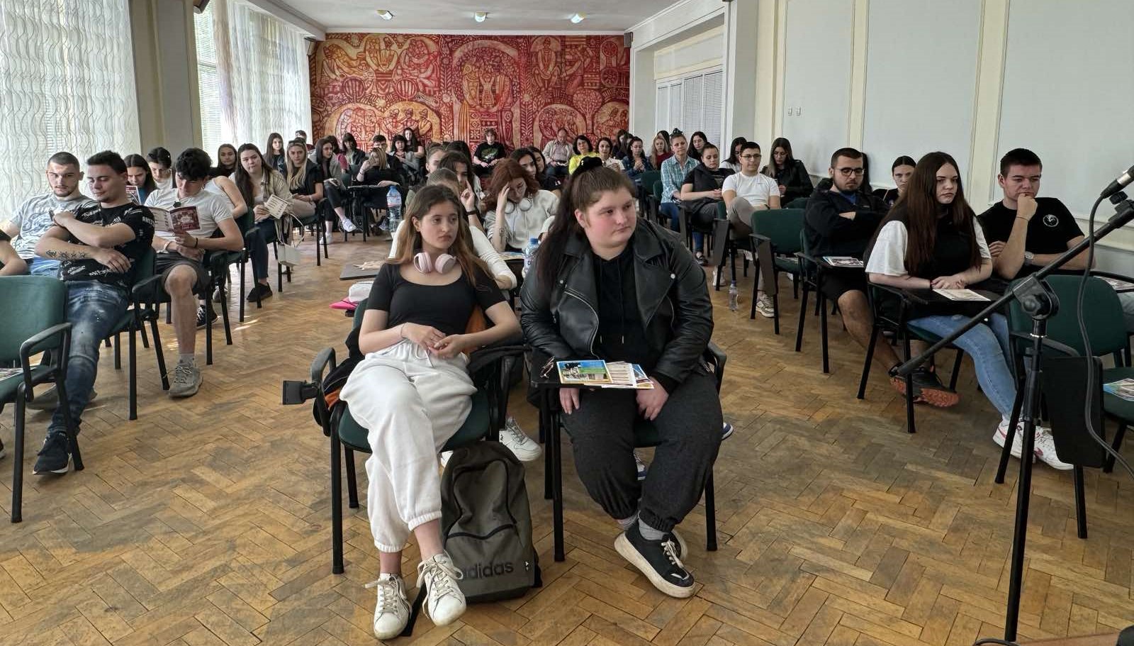 „Първото, за което трябва да мислите, е какво искате да работите, а не толкова какво искате да учите, защото това, което искате да учите е последващо. То е инструмент, начин да постигнете това, което искате да работите. В този смисъл УНСС ви дава изключителни възможности, тъй като е единственият университет, който има толкова много специалности в различни професионални направления, които не просто съществуват като възможност, но дават най-високото качество на обучение в нашата страна към този момент. Причината за това са не само традициите, международните контакти и изключително високото ниво на преподавателския състав в УНСС, но и възможностите за реализация“, каза проф. д-р Надя Миронова.