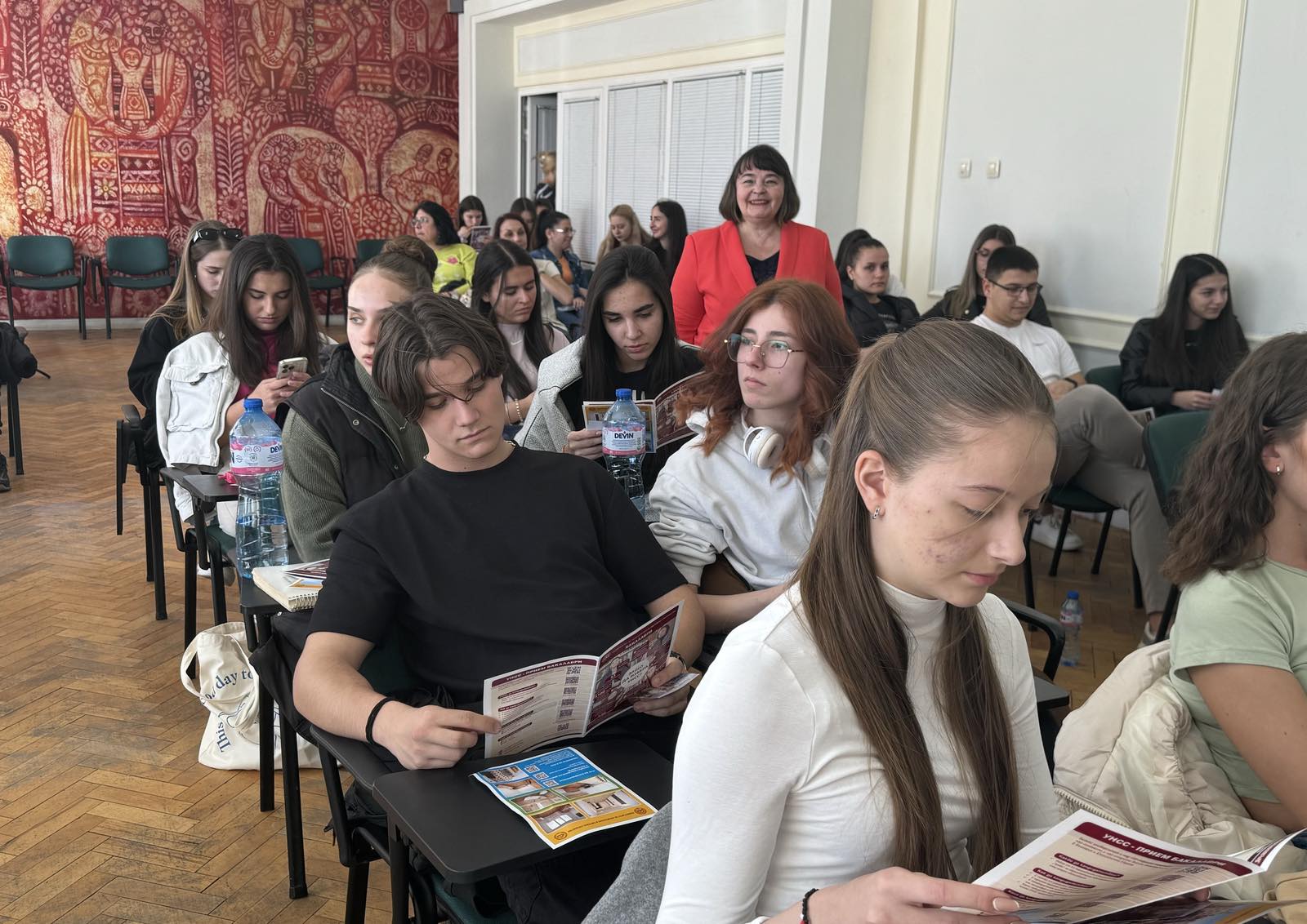 Представителите на Университета разясниха на бъдещите кандидат-студенти как да изберат своята специалност от 53-те, които УНСС предлага. Подробно бяха представени условията за прием и процедурата за кандидатстване, изпитите, сроковете, таксите и документите за класиране.