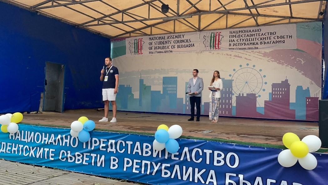 <span style="text-align: justify;">„Повече от всякога студентската общност трябва да е обединена, защото точно такива събития ни правят единни“, сподели Даниел Парушев, председател на НПСС. Той благодари на всички присъстващи на събитието, че въпреки трудностите то е станало реалност и пожела много здраве, усмивки и добро настроение: „Спазваме ли мерките, всичко ще е наред“, добави още той </span><i style="text-align: justify;">(на снимката долу).</i>
