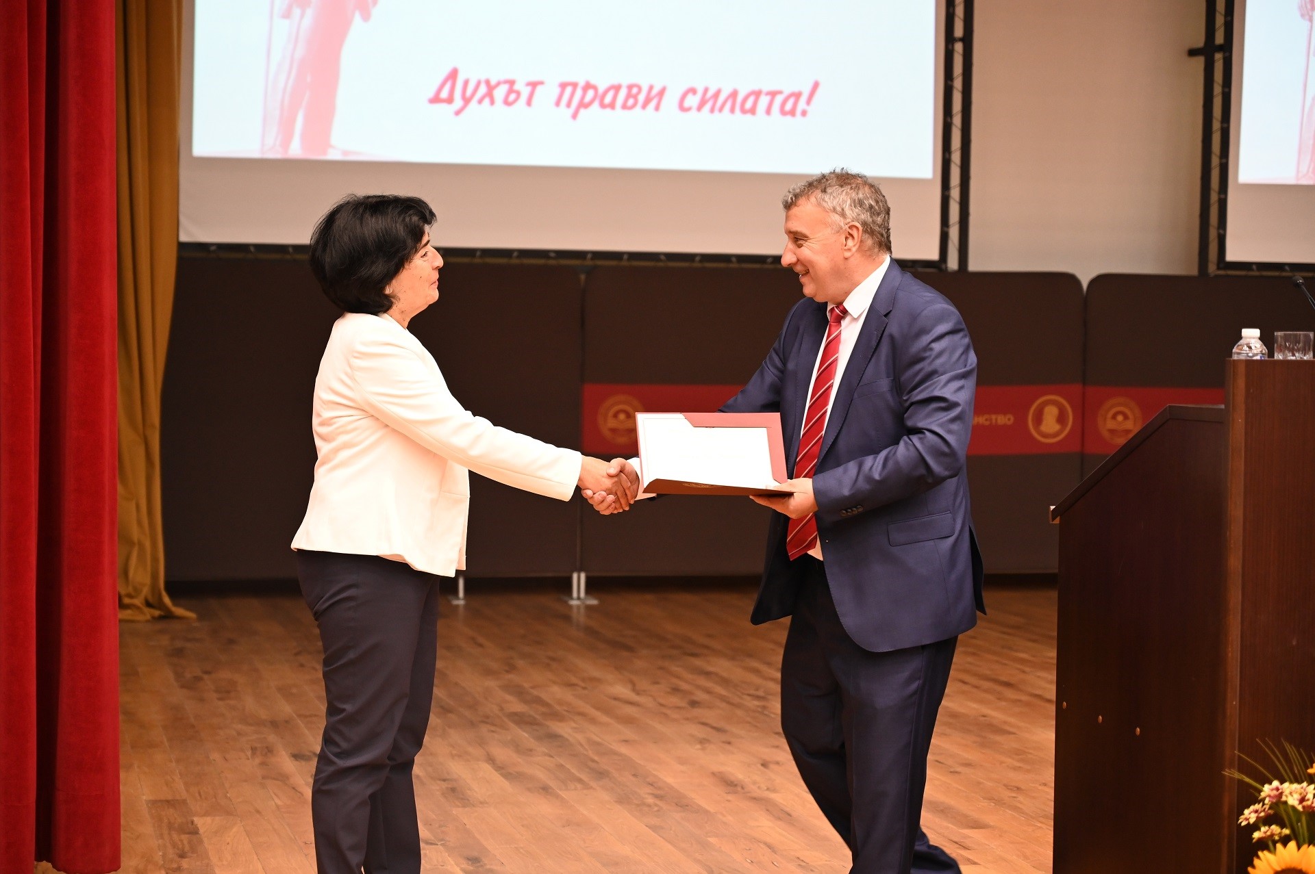 Специално отличие получи и <span style="background-color: #ffffff;">доц. д-р Мая Микренска</span>, заместник-декан по учебната работа на факултет „Приложна информатика и статистика“, ръководител на катедра „Математика“ и председател на Организационния комитет на Националната комисия на олимпиадата, която подчерта, че УНСС е домакин на НСОМ за първи път в многогодишната история на състезанието.