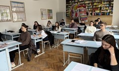 ученици-от-ямбол-и-околните-населени-места-се-явиха-на-пробна-матура-за-прием-в-