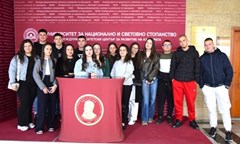 средношколци-с-профил-икономическа-информатика-се-запознаха-със-студентския-живо