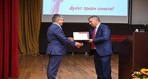 Ректорът връчи грамоти на студенти от УНСС, заели призови места в Националната студентска олимпиада по математика 2022