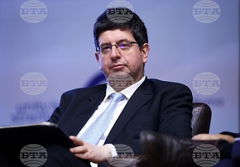 Кризите изискват структурни решения и реформи, каза на форум в София подуправителят на БНБ доц. д-р Петър Чобанов, преподавател в УНСС