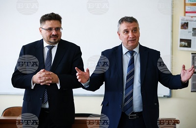 Ректорът на УНСС проф. Димитър Димитров поздрави генералния директор на БТА Кирил Вълчев за 60 години от излизането на списанието ЛИК