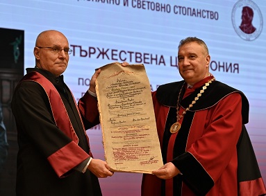 Ректорът връчи на Димитър Радев почетното звание „Доктор хонорис кауза на УНСС“