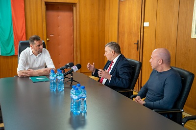 Кметът на Ямбол Валентин Ревански и ректорът на УНСС проф. д-р Димитър Димитров подписаха меморандум за сътрудничество между двете институции