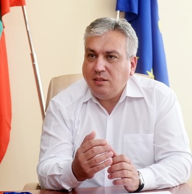 Доц. Атанас Атанасов, УНСС: Да се замислим колко храна купуваме, подлъгани от промоции, и после изхвърляме