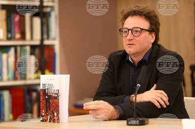 Работата на репортера е тежка и недооценена, каза  гл.ас. д-р Илия Вълков, УНСС,  при представянето на книгата си „Медии и политика. Преплитане и влияние“
