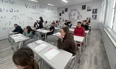 Неврокопската професионална гимназия "Димитър Талев" в Гоце Делчев посрещна над 100 ученици на предварителен кандидатстудентски изпит за прием в УНСС