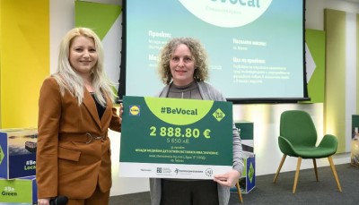 Доц. д-р Мария Николова, УНСС, връчи специален грант в категорията #BeVocal по време на осмото издание на проекта „Ти и Lidl“ 
