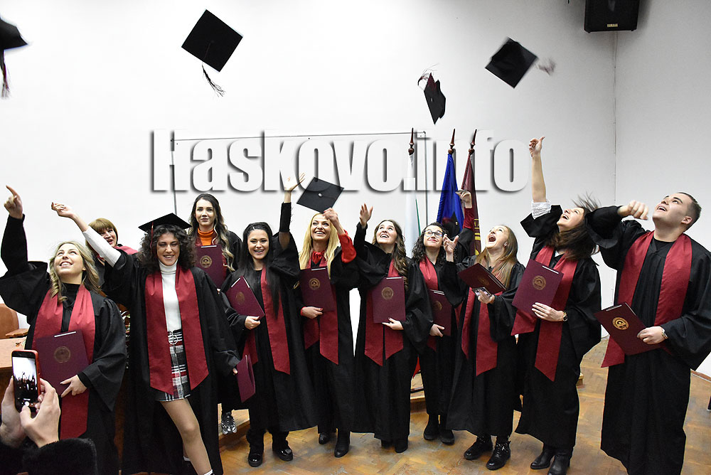 155 се дипломираха тържествено от УНСС – Хасково