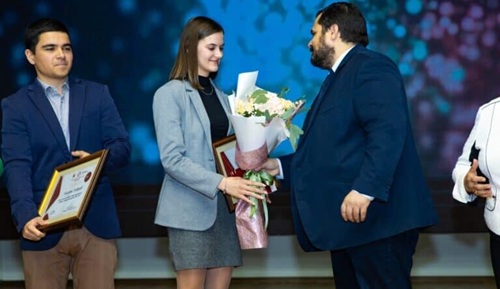 Зам.-министър Николов отличи Студент на годината в УНСС