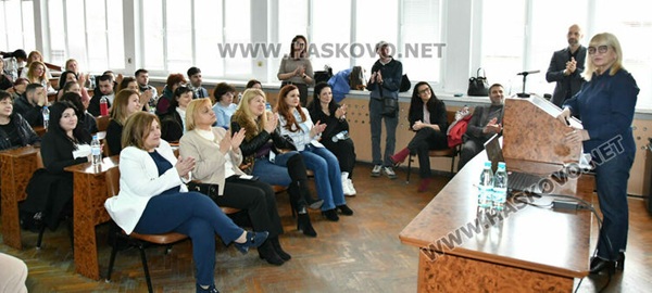 Форум на педагози на тема „Новият човек в образованието“ събра директори и учители в РЦДО на УНСС в Хасково